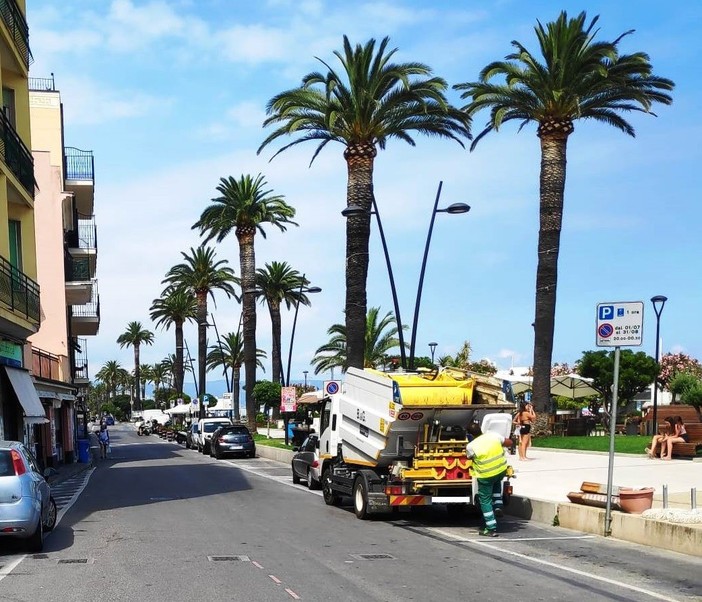 Modifiche alla viabilità di Ceriale: zona pedonale anche di giorno nel weekend sul lungomare Modifiche alla viabilità di Ceriale: zona pedonale anche di giorno nel weekend sul lungomare