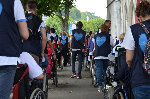 L'associazione 'Diversamente' colora di azzurro il Santuario del Deserto