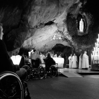 Nella foto: la grotta di Lourdes. Scatto del fotografo Emilio Rescigno