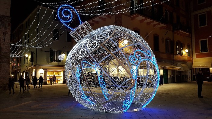 Una stella cometa tridimensionale in piazza Italia e la grande “pallina” in piazza Rocca: Loano si accende con le Mille luci delle Feste