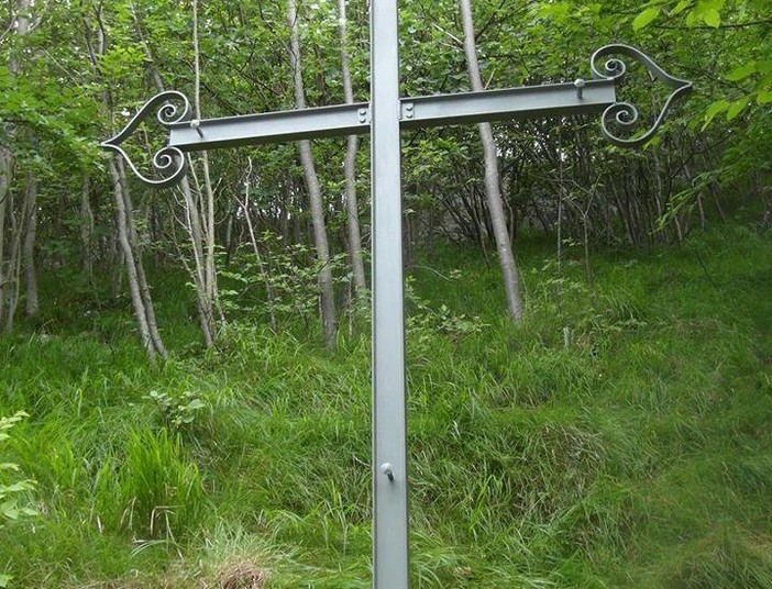 La croce posta sul luogo della tragedia avvenuta il 27 febbraio 1977 La croce posta sul luogo della tragedia avvenuta il 27 febbraio 1977