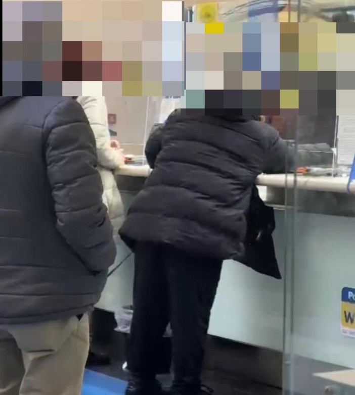 Inveisce contro l'impiegata allo sportello: in escandescenza alle Poste di Savona (VIDEO) Inveisce contro l'impiegata allo sportello: in escandescenza alle Poste di Savona (VIDEO)