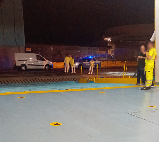 Lite sul traghetto: interviene la polizia