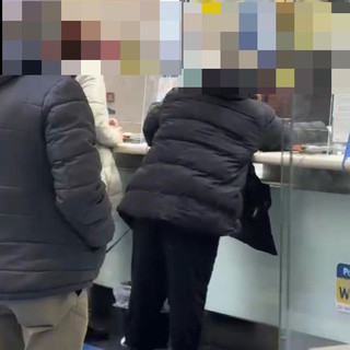 Inveisce contro l'impiegata allo sportello: in escandescenza alle Poste di Savona (VIDEO)