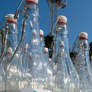 Anche a Borgio Verezzi l'acqua in vetro (gestita da una società di parcheggi)