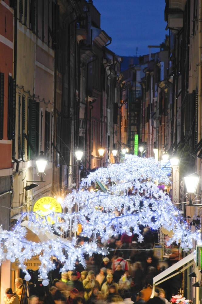 Loano, venerdì accenderà il Natale con le "Mille luci delle Feste" Loano, venerdì accenderà il Natale con le "Mille luci delle Feste"