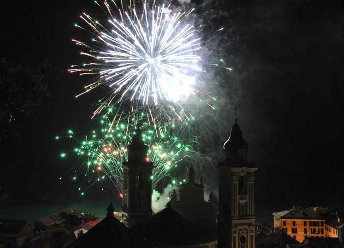 Fuochi d’artificio su base musicale a Laigueglia per la XXXIV fiera di S. Matè Fuochi d’artificio su base musicale a Laigueglia per la XXXIV fiera di S. Matè