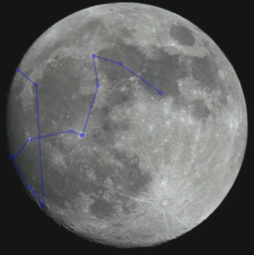 foto della Luna come apparirà la sera del 28 ottobre e una su cui è segnato il percorso che verrà seguito con il telescopio