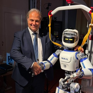 Robotica e sicurezza sul lavoro, al Festival delle Regioni l'assessore ligure Lombardi incontra l'umanoide ergoCub (FOTO)