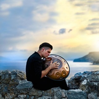 Loris Lombardi, musicista savonese:  “A Verezzi per rappresentare l’Italia in un video dove suono con 200 artisti da tutto il mondo”