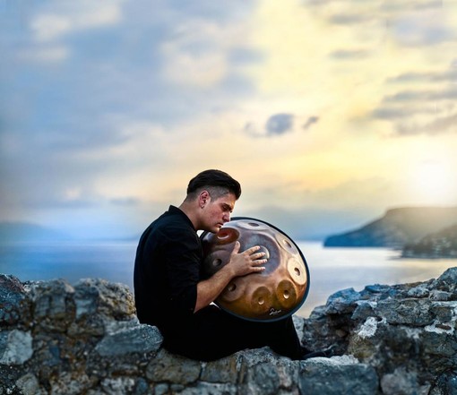 Loris Lombardi, musicista savonese:  “A Verezzi per rappresentare l’Italia in un video dove suono con 200 artisti da tutto il mondo”