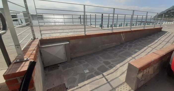 Laigueglia, realizzata una rampa di transito per sedie a rotelle