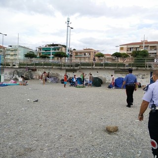 Loano, sgomberata l'area demaniale di arenile dalle tendopoli estive