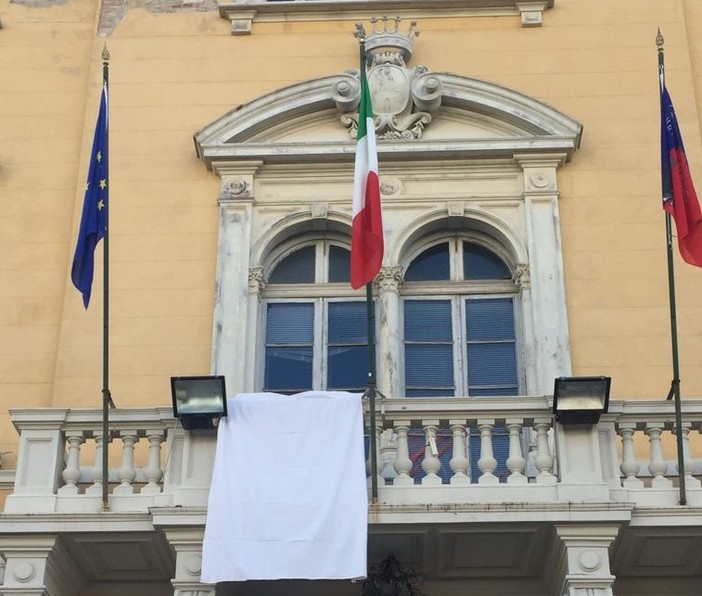 Anche ad Alassio sventola un lenzuolo bianco, simbolo della lotta contro la mafia