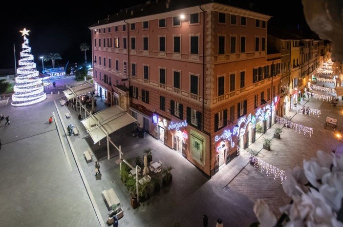 Le luminarie nell'anno passato nel centro di Finale (foto di Emilio Rescigno)
