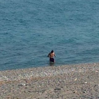 Prende il sole in spiaggia e fa il bagno in mare: multato dalla polizia locale di Loano