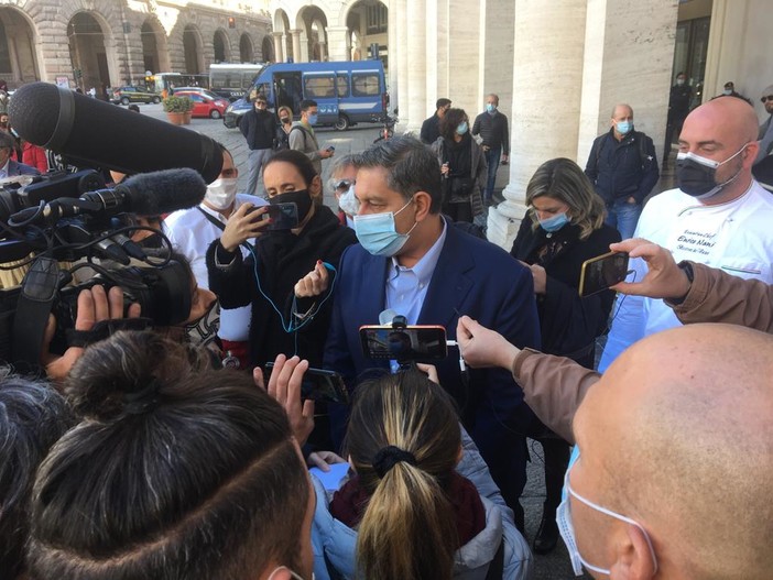 Piazza De Ferrari: il presidente Toti incontra una delegazione dei manifestanti (VIDEO) Piazza De Ferrari: il presidente Toti incontra una delegazione dei manifestanti (VIDEO)