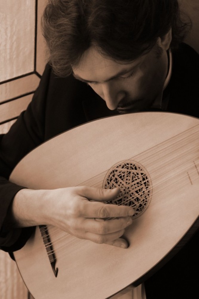Savona: un concerto di liuto di musiche dell’epoca di Shakespeare con Massimo Marchese