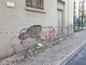 Savona, danni all'intonaco lungo un muro della scuola elementare in via Alessandria