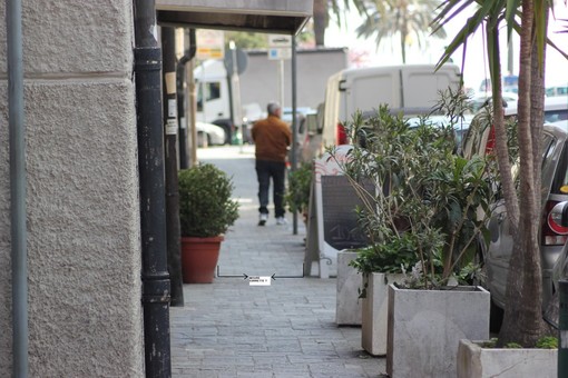 Savona, le fioriere di un ristorante ristringono il passaggio di un marciapiede: la segnalazione di un lettore Savona, le fioriere di un ristorante ristringono il passaggio di un marciapiede: la segnalazione di un lettore