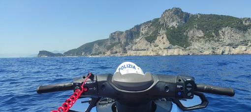 Poliziotti in acquascooter, la vigilanza marittima per un'estate sicura Poliziotti in acquascooter, la vigilanza marittima per un'estate sicura