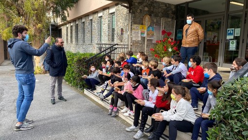 Alassio, l’assessore Fabio Macheda “in tour” per gli auguri di buona feste nelle scuole della città