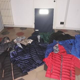 Loano, lotta al commercio abusivo: la polizia municipale sequestra decine di capi contraffatti Loano, lotta al commercio abusivo: la polizia municipale sequestra decine di capi contraffatti