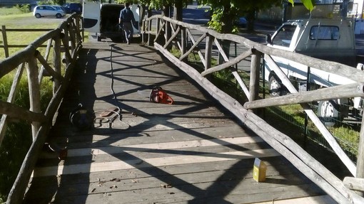 Millesimo, manutenzione ordinaria al pontino pedonale di viale Mameli