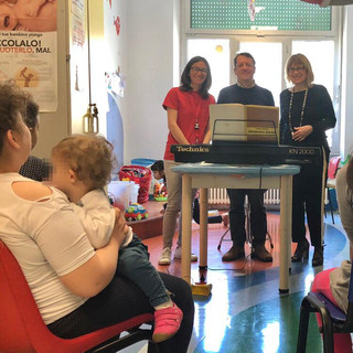 L'associazione "Il Canto della Terra - Finale Ligure" porta sollievo con la musica ai bimbi della pediatria del San Paolo