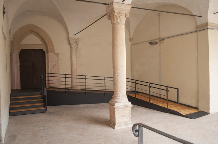 Finalborgo, restyling complesso Santa Caterina: installata nuova rampa di accesso auditorium primo chiostro Finalborgo, restyling complesso Santa Caterina: installata nuova rampa di accesso auditorium primo chiostro