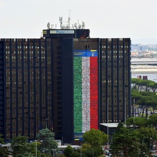 Poste Italiane, il volto di sei dipendenti savonesi sulla bandiera di 60 metri per tifare gli azzurri