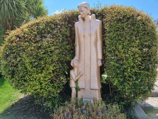In foto monumento dedicato alla mamma, a Pietra Ligure (Savona)