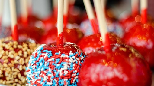 Mercoledì Veg: oggi prepariamo le deliziose 'mele rosse caramellate'
