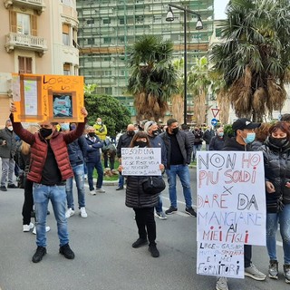 Savona, gli ambulanti scendono in piazza: corteo per le vie della città e protesta sotto la Prefettura (FOTO e VIDEO)