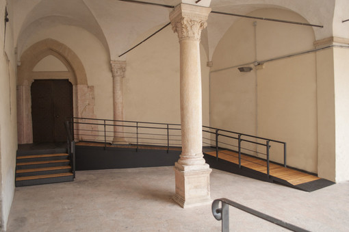 Finalborgo, restyling complesso Santa Caterina: installata nuova rampa di accesso auditorium primo chiostro