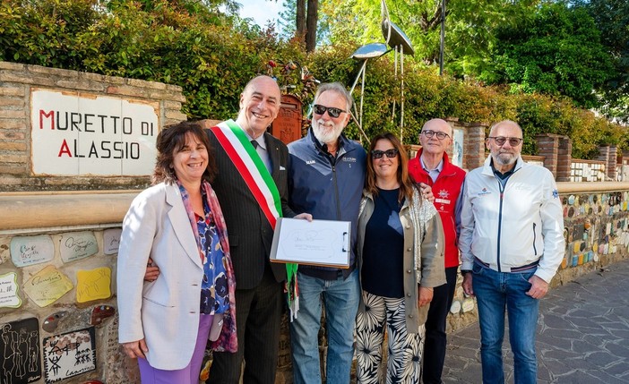 Nuova prestigiosa firma sul Muretto di Alassio: è quella della leggenda della vela Mauro Pelaschier