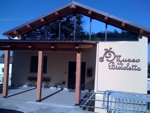 "Ruote Classiche a Corte": le auto d'epoca incontrano il Museo della Bicicletta di Cosseria