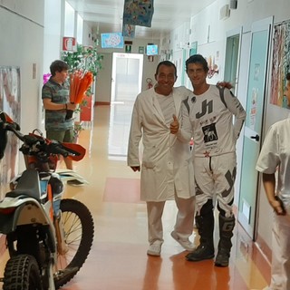 Salti sulle rampe e alta velocità nei corridoi della Pediatria di Savona: Vanni Oddera ritorna con la mototerapia (FOTO e VIDEO)