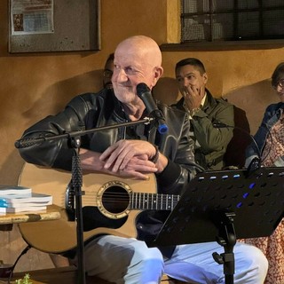 Villanova d’Albenga, il cabarettista musicista Marco Carena apre “Autori a Bossoleto”. Presenta il suo libro “Da Sanscemo a Sanremo” Villanova d’Albenga, il cabarettista musicista Marco Carena apre “Autori a Bossoleto”. Presenta il suo libro “Da Sanscemo a Sanremo”