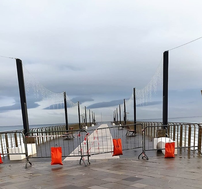 Mareggiata ad Alassio: molo chiuso e passeggiate monitorate