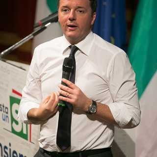 Nella foto, Matteo Renzi durante la sua più recente visita a Savona
