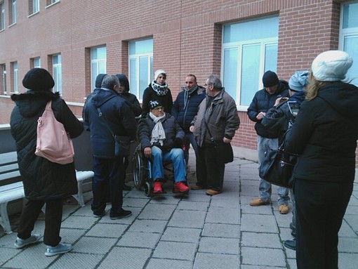 Max Biovi sta vincendo la sua battaglia, ma davanti all'ospedale di Albenga chiede: "Voglio solidarietà per tanti casi come il mio" (FOTO e VIDEO) Max Biovi sta vincendo la sua battaglia, ma davanti all'ospedale di Albenga chiede: "Voglio solidarietà per tanti casi come il mio" (FOTO e VIDEO)