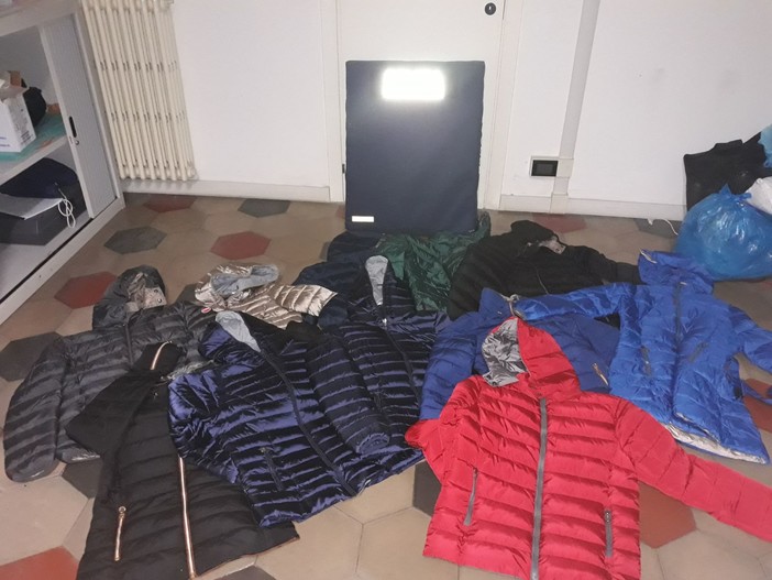 Loano, lotta al commercio abusivo: la polizia municipale sequestra decine di capi contraffatti