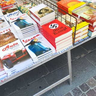 Mein Kampf di Hitler, lo si trova esposto anche al mercato di Finale Ligure