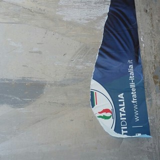 Savona, la consigliera Saccone condanna il danneggiamento dei manifesti elettorali di Fratelli d'Italia