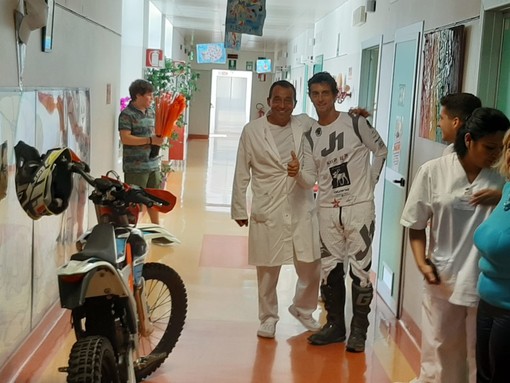 Salti sulle rampe e alta velocità nei corridoi della Pediatria di Savona: Vanni Oddera ritorna con la mototerapia (FOTO e VIDEO)