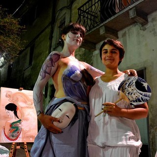 Monica Porro porta il suo body painting ad Albissola e Altare