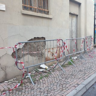 Savona, danni all'intonaco lungo un muro della scuola elementare in via Alessandria