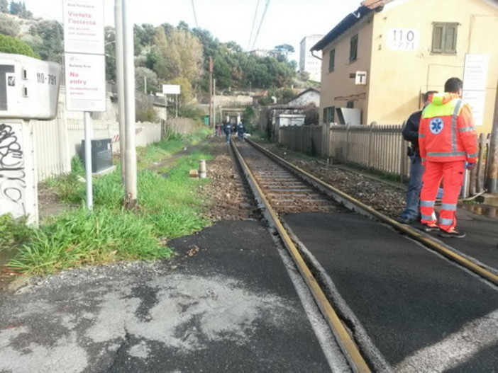 Vigile del fuoco in servizio a Villanova d'Albenga muore sotto un treno: la Polizia Ferroviaria chiede i tabulati del cellulare