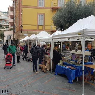 Loano, in piazza Massena il mercatino degli artigiani e degli artisti